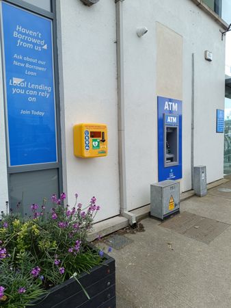 DEFIBRILLATOR